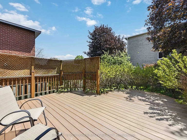251 Osmond Cres — Photo 32