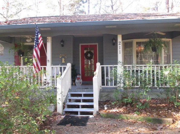 211 Robin Hood Rd, Thomasville, GA 31792