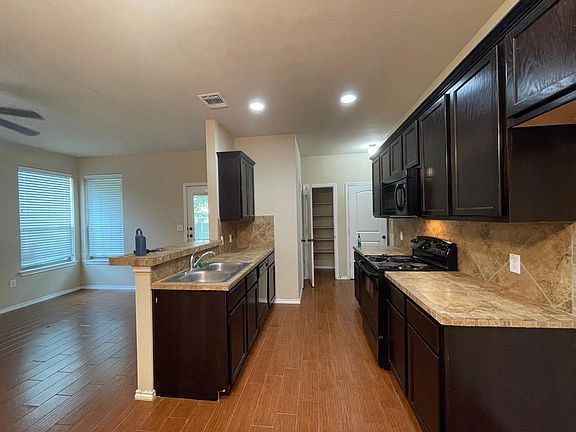 3rd image of 921 Brown Rock Dr