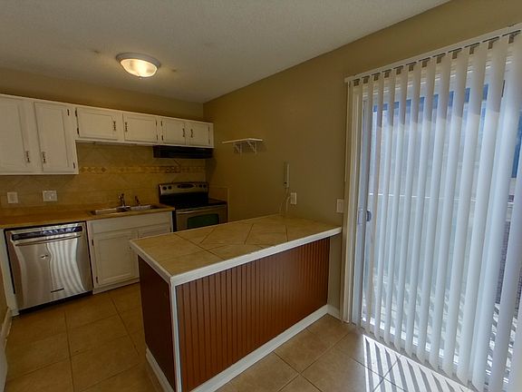 4th image of 713 Dondee Dr #12