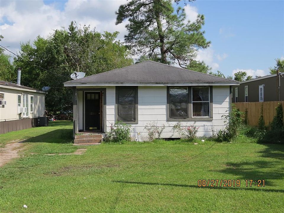 Cute 2 BDRM/1 BATH that needs a little TLC.