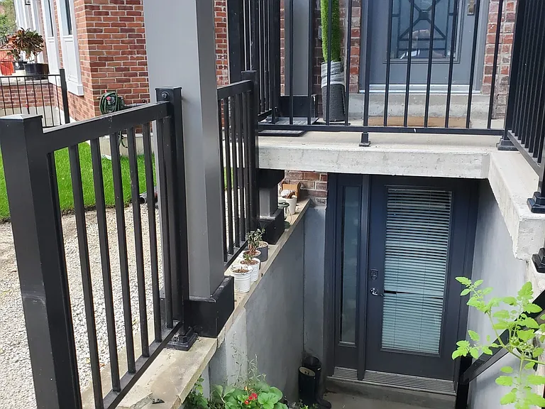 15 Highview Cres #B1 — Photo 3