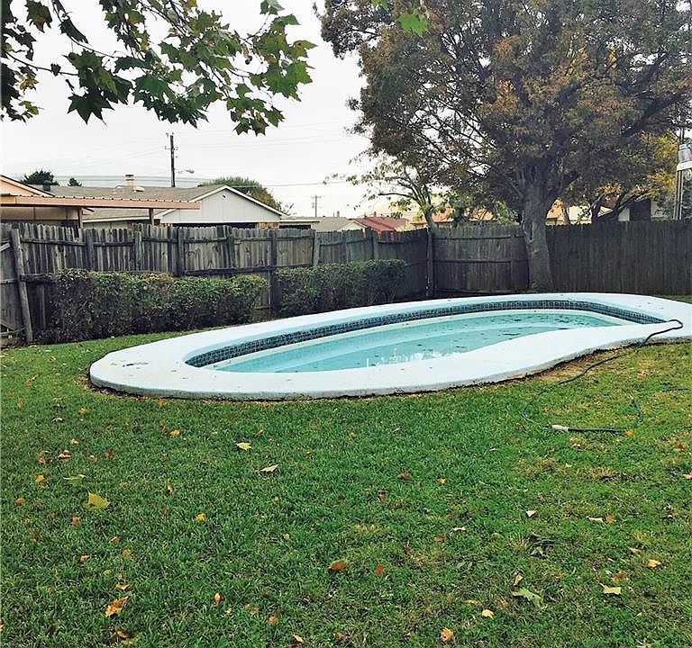 2nd image of 9907 Deer Hollow Dr