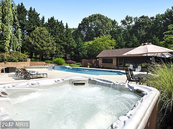 A Year-Round Vacation with Patios / Pool / Hot Tub