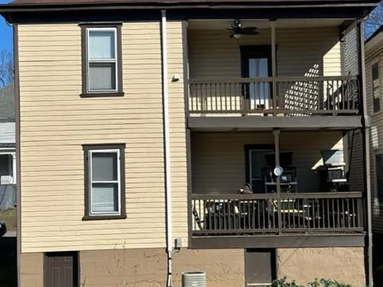 834 Marshall Ave SW #A — Photo 2