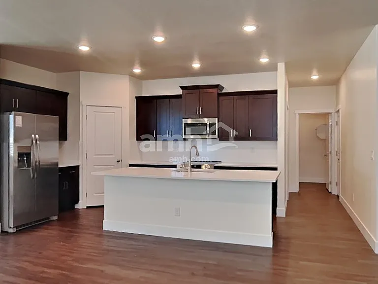 1546 N Alderleaf Ave — Photo 4