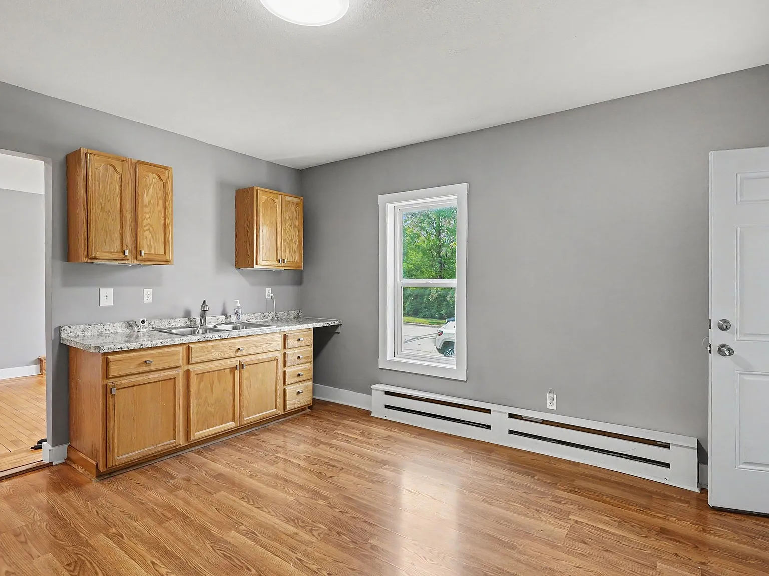 Nicely Updated Main Level Unit of NE Mpls Duplex Available Now! — Photo 4