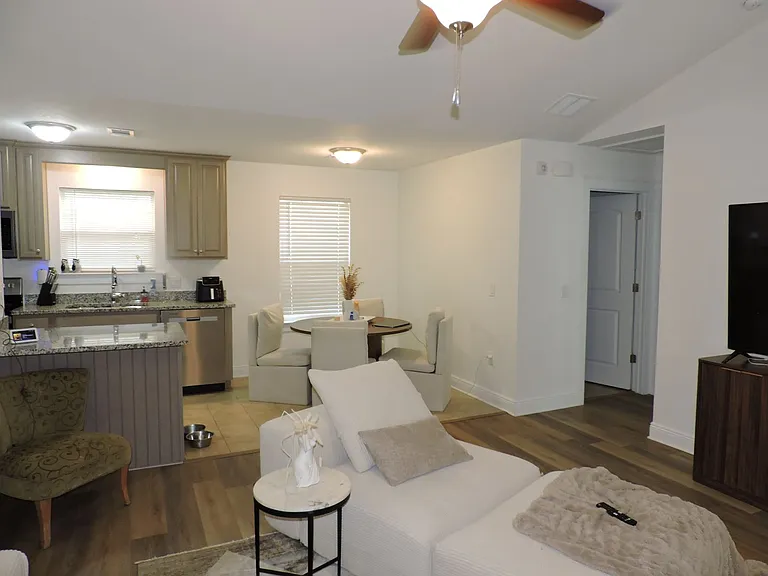2202 N E St — Photo 6