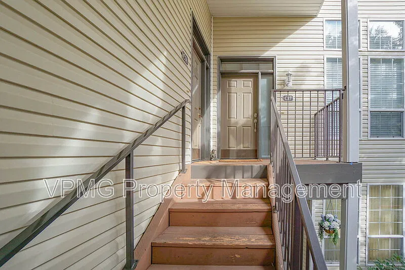2 bed, 2.0 bath, 1045 sqft, $1,895 — Photo 3