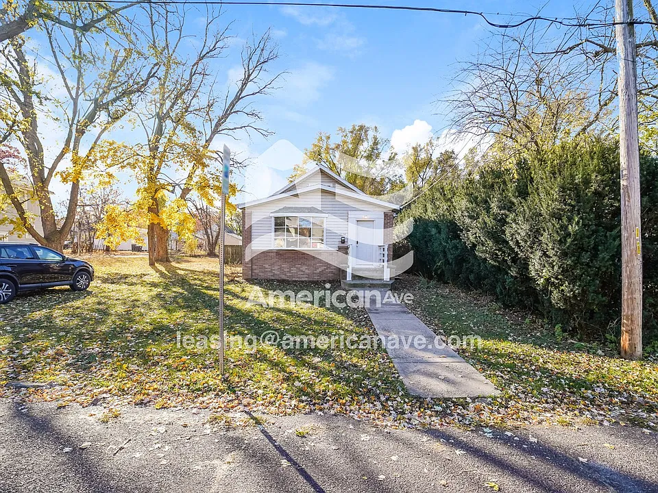 1114 E Corrington Ave