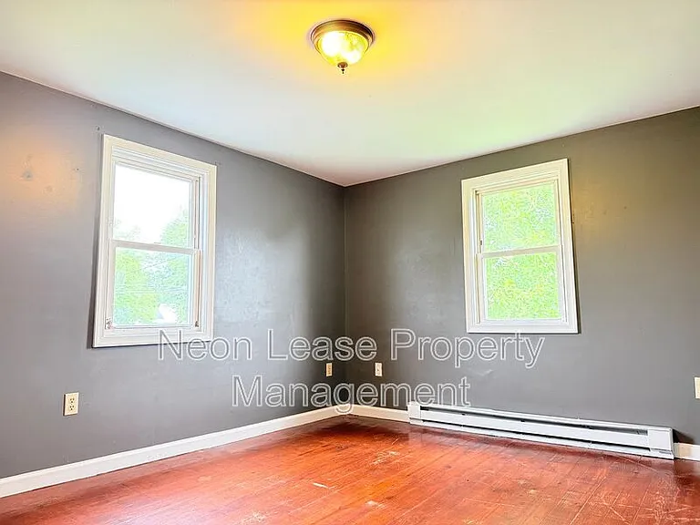 409 N Church St #B — Photo 3