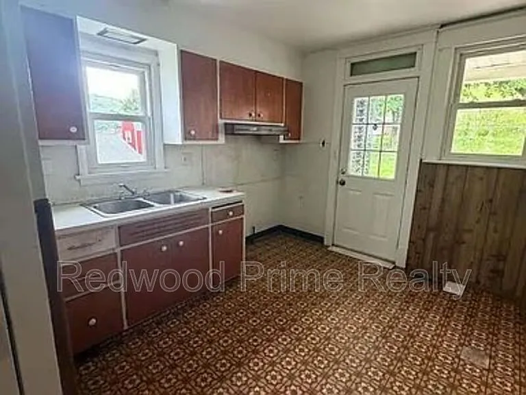 724 Russell Ave — Photo 8