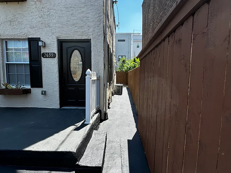 2659 Emerald St — Photo 4