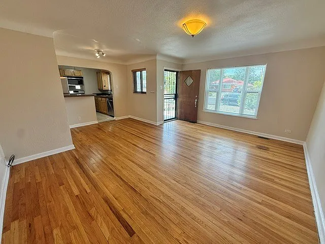2 bed, 835 sqft, $2,200 — Photo 2