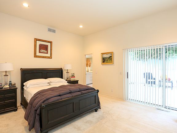 5th image of 8 Fox Hollow Dr