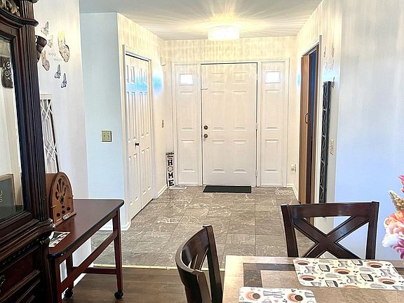 3rd image of 26528 Farmington Rd