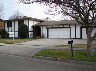 102 Gentle Hills Cir, Grand Forks, ND 58201