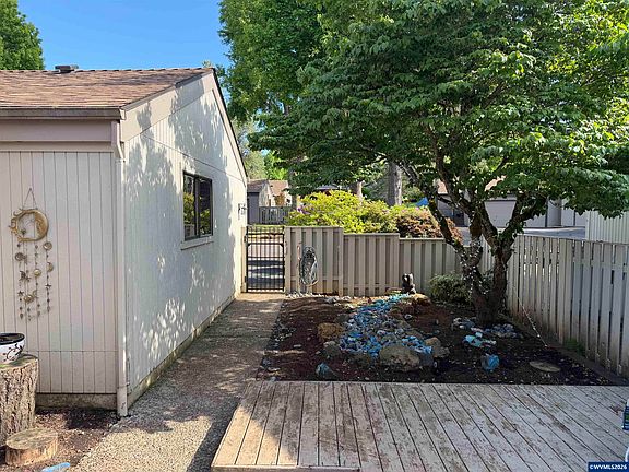 2nd image of 1839 Lexington Cir SE
