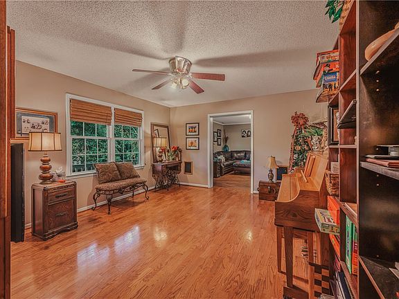 5th image of 2001 Ridgeview Ln