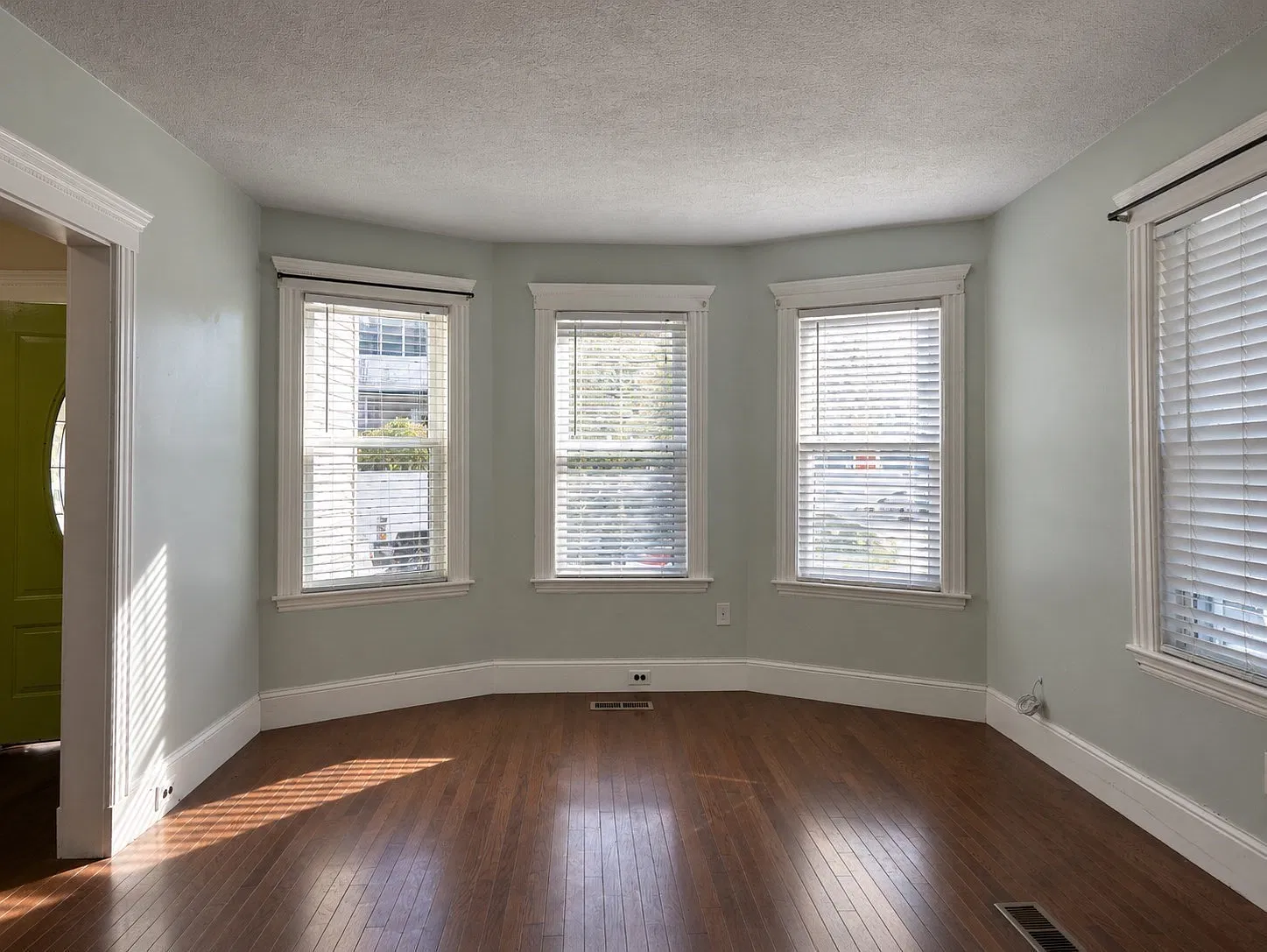 3 bed, 2.0 bath, 1834 sqft, $3,250 — Photo 3
