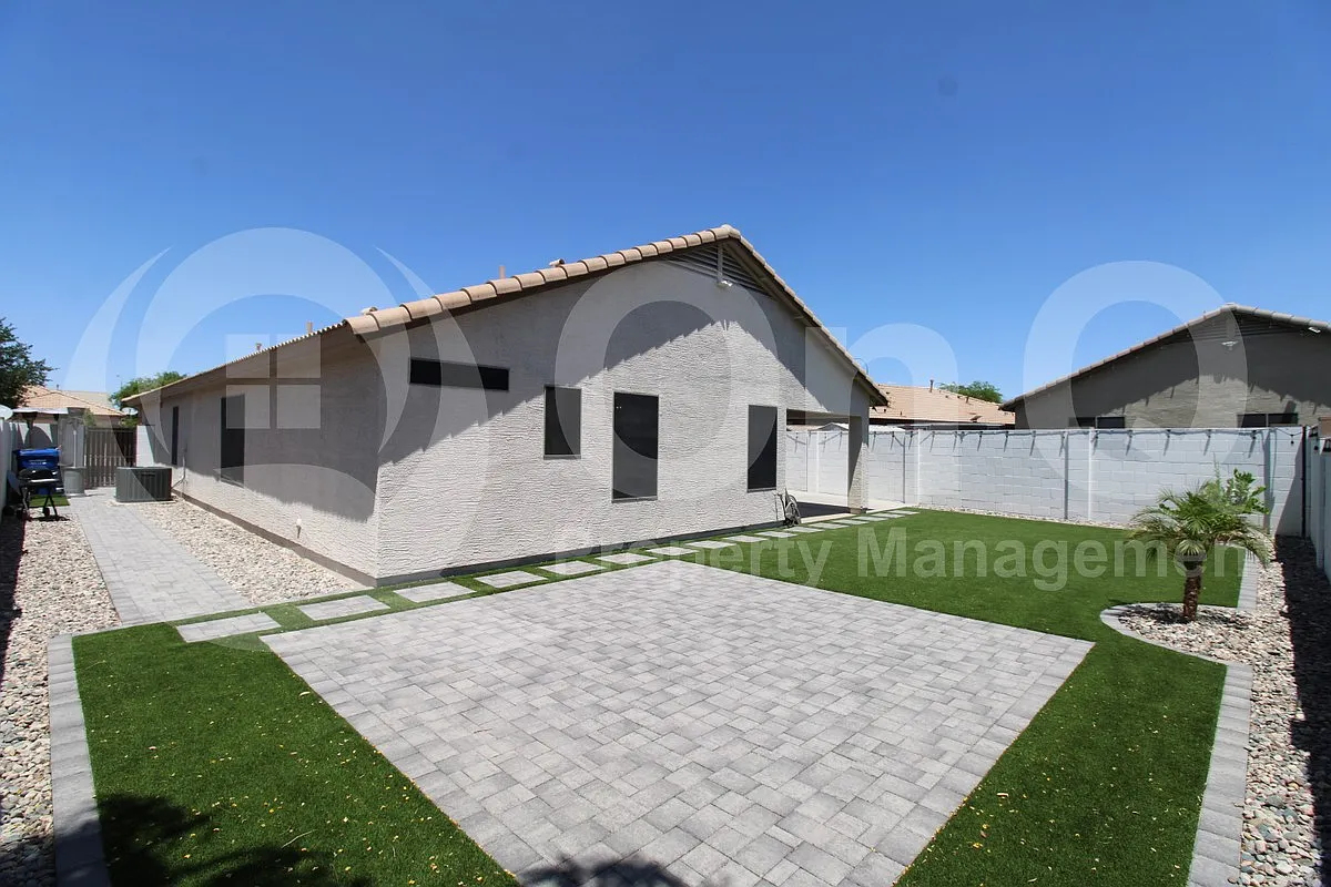 4 bed, 2.0 bath, 1678 sqft, $2,099 — Photo 2