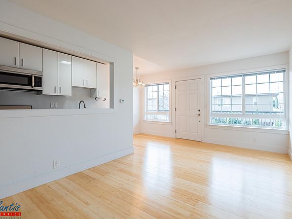 3rd image of 440 Roosevelt Ave APT 6