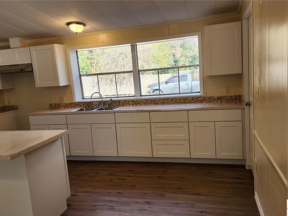 4th image of 822 Cuero St