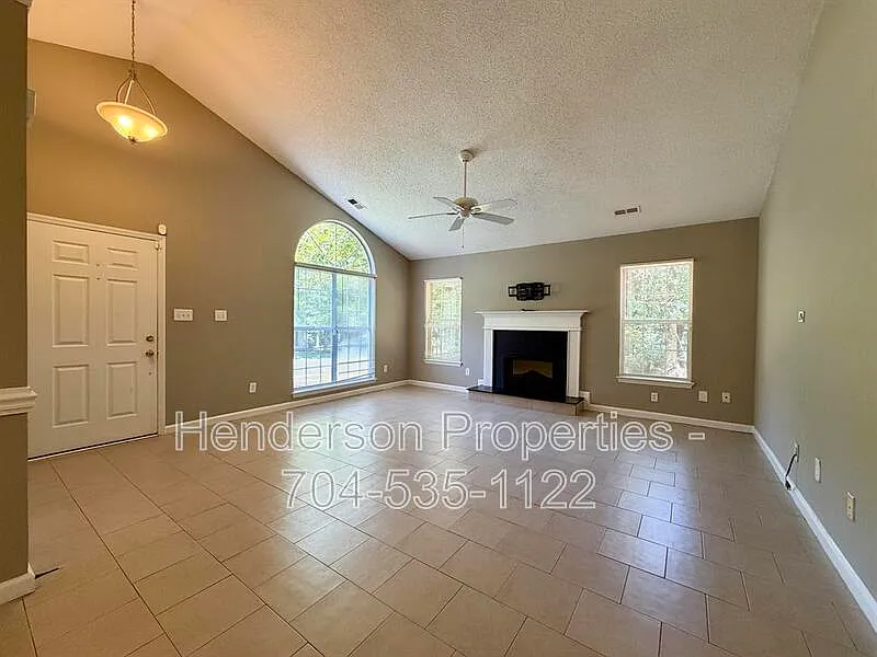3 bed, 2.0 bath, 1413 sqft, $1,850 — Photo 2