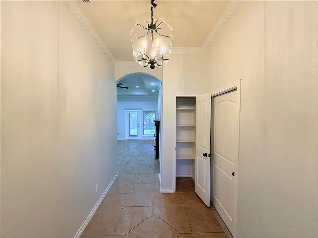 4 bed, 2.0 bath, 1976 sqft, $2,485 — Photo 3