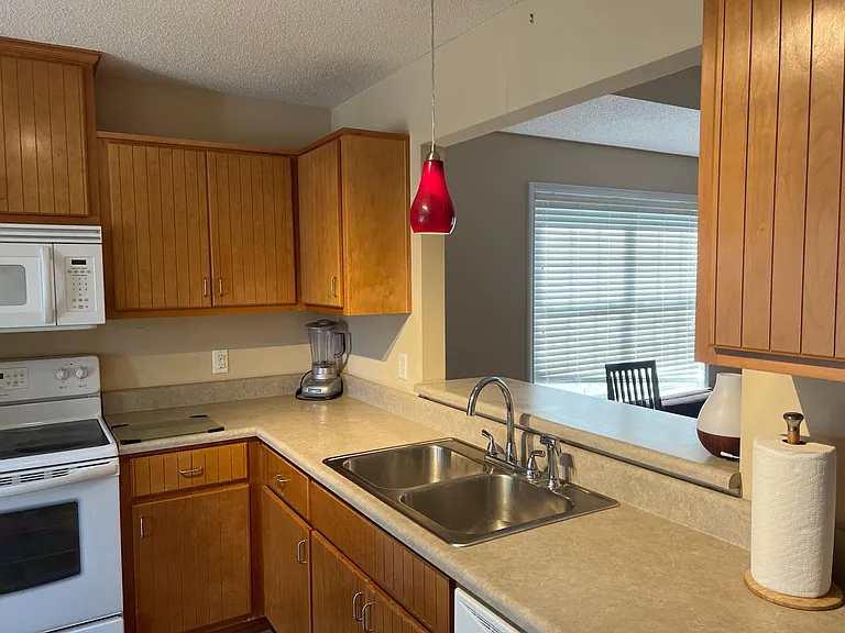 221 Primrose Dr — Photo 6