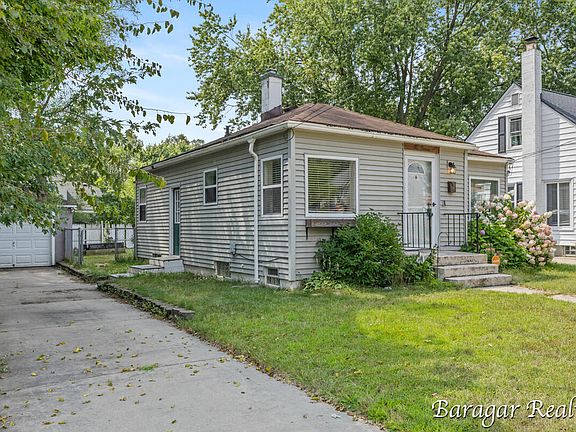 3rd image of 1016 Hollywood St NE