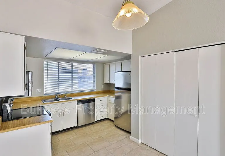 1540 W Mercer Ln #4 — Photo 4