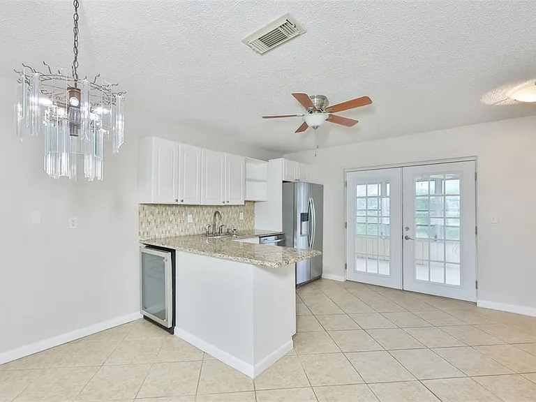207 Islip Way — Photo 7