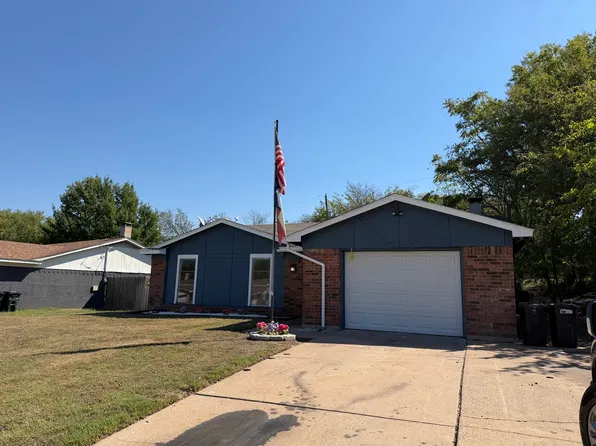 704 Poe St, Azle, TX 76020