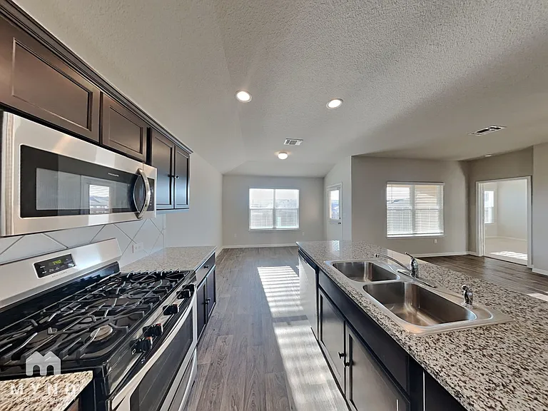 10808 Seguin St — Photo 4