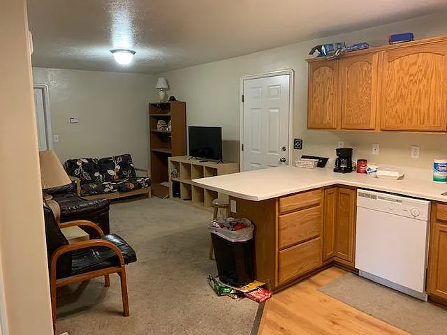 3 bed, 1000 sqft, $525 — Photo 3