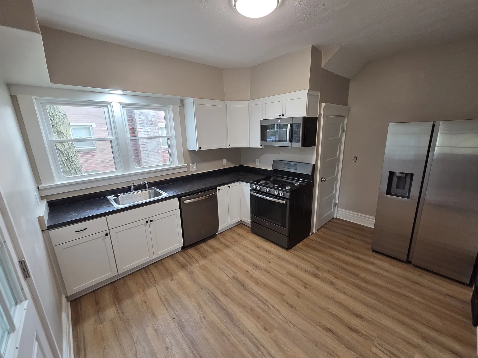 4 bed, 1800 sqft, $1,800 — Photo 2