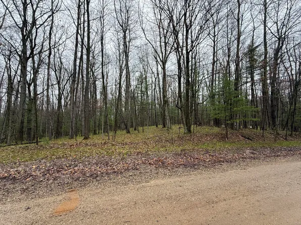 8278 Highland Trl, Stanwood, MI 49346
