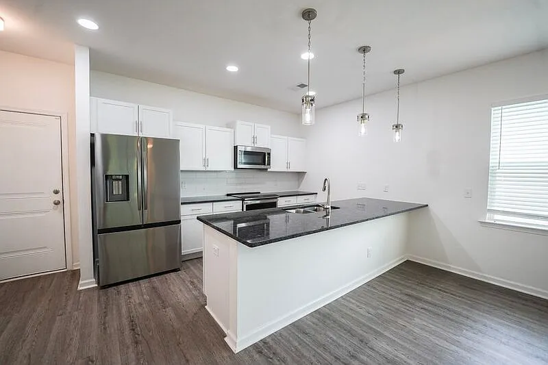 4 bed, 2.5 bath, 2215 sqft, $2,390 — Photo 4