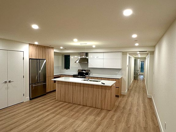 Note 8' ceilingsr, forlaminate flooring, and recessed lighting