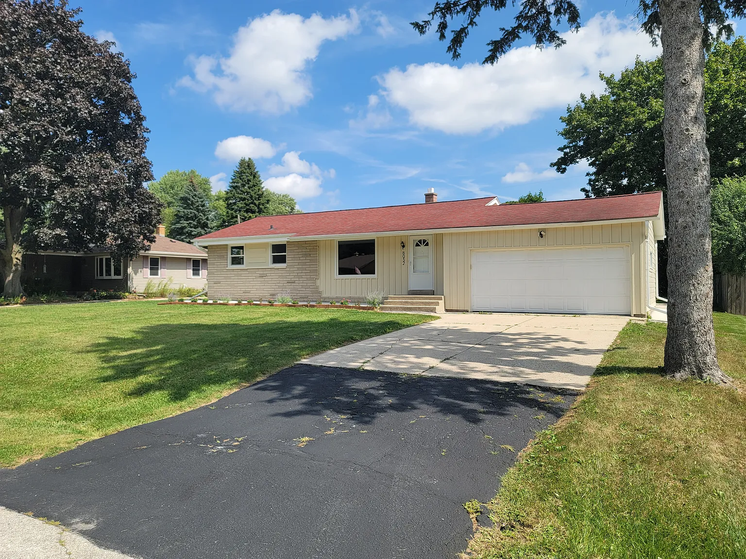 3 bed, 1.5 bath, 1669 sqft, $1,915 — Photo 1