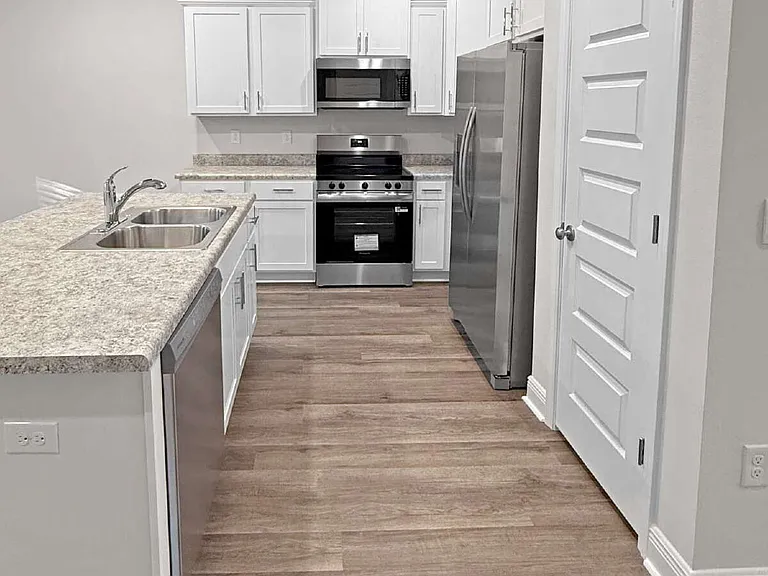 1306 Leeway Dr — Photo 2