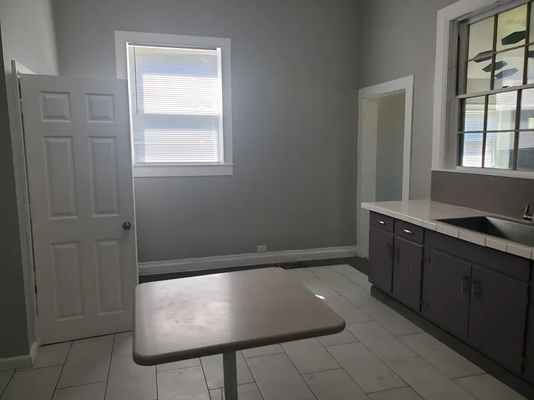 803 Woodlawn St — Photo 4