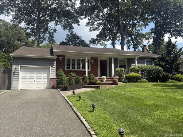 47 March Court, Selden, NY 11784