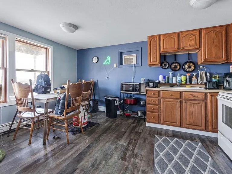 108 S Hill St — Photo 4