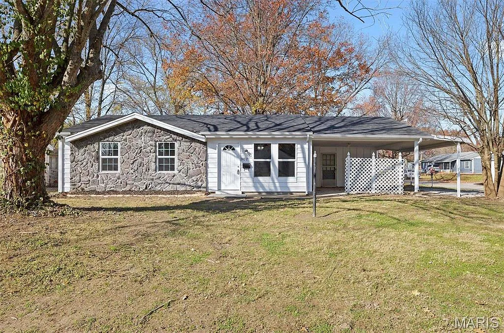 1402 Peace Dr photo 1