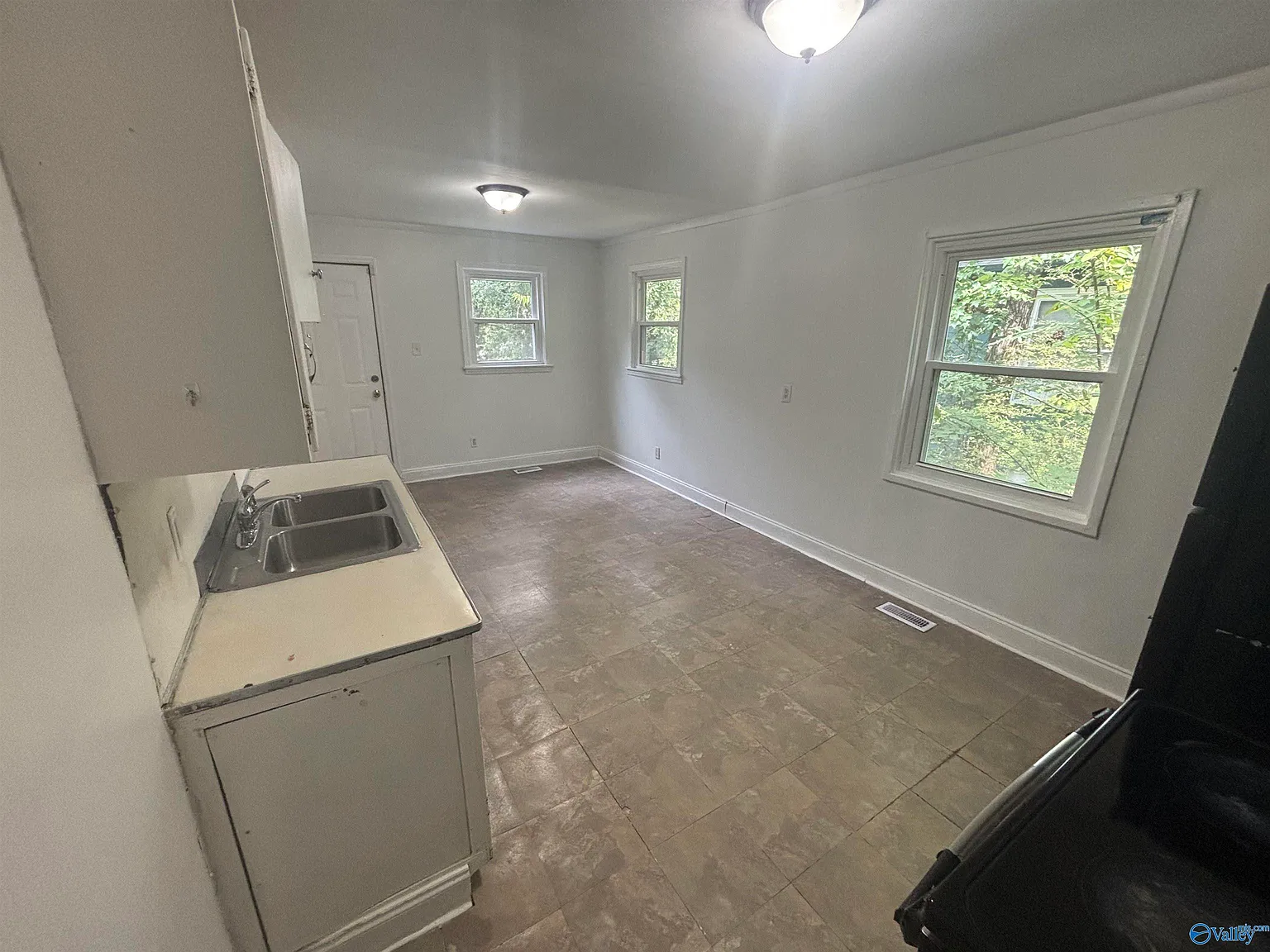3 bed, 1.0 bath, 1036 sqft, $1,000 — Photo 4
