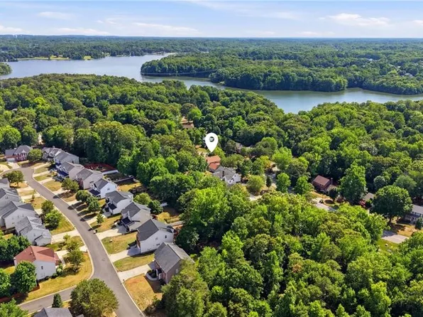 4518 Oak Hollow Dr, High Point, NC 27265