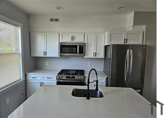 3 bed, 896 sqft, $2,200 — Photo 3