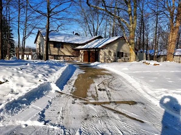 5645 Royal Ct, Gladwin, MI 48624